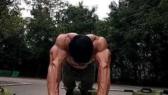 国产肌肉男打斗视频,热血打斗场面震撼呈现  第3张