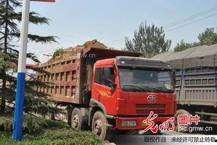 国产半挂卡车拉土视频,高效运输，助力工程建设  第1张